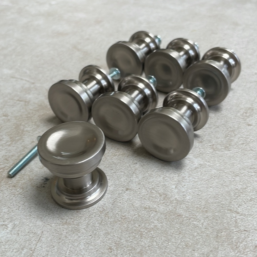 7 cabinet knobs - Picture 2 of 5